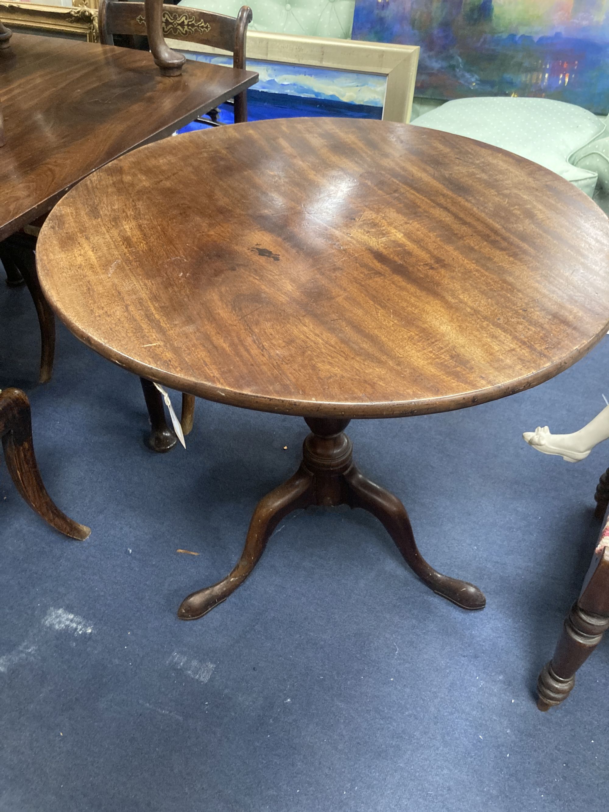 A George III mahogany circular tilt-top table, diameter 75cm, height 72cm
